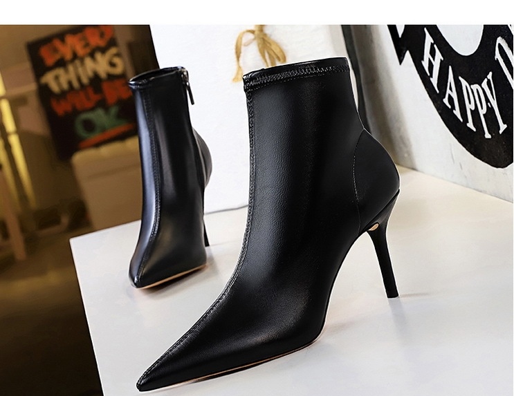 Boot Nữ Da Bóng Gót Nhọn Chiều Cao Đế Khoảng 7cm Màu Đen chi tiết 6