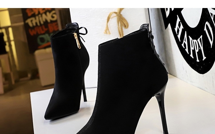 Boot Nữ Cổ Ngắn Nỉ Gót Nhọn Quai Hậu Thời Trang Chiều Cao Đế Khoảng 8cm Màu Đen chi tiết 7