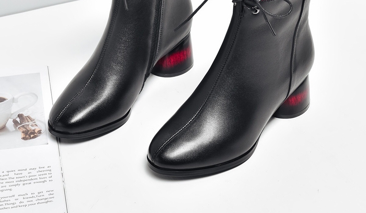 Boot Martin Nữ Da Bò Cổ Ngắn Có Dây Chiều Cao Đế Khoảng 5cm Màu Đen