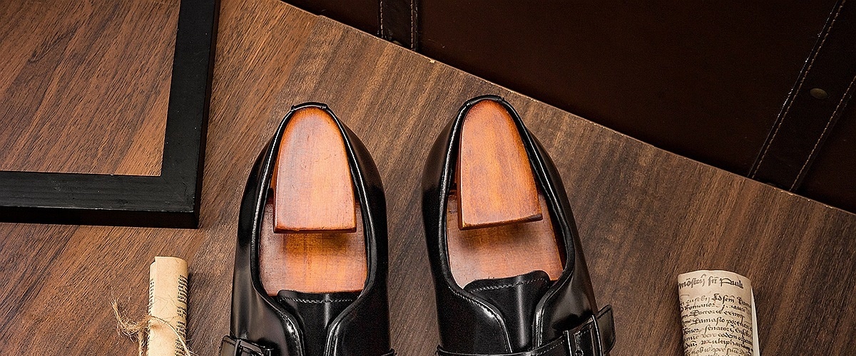 Giày Monkstrap Khóa Cài Nam Da Bò Mũi Nhọn Chiều Cao Đế Khoảng 2.5cm Màu Đen, Nâu Đỏ