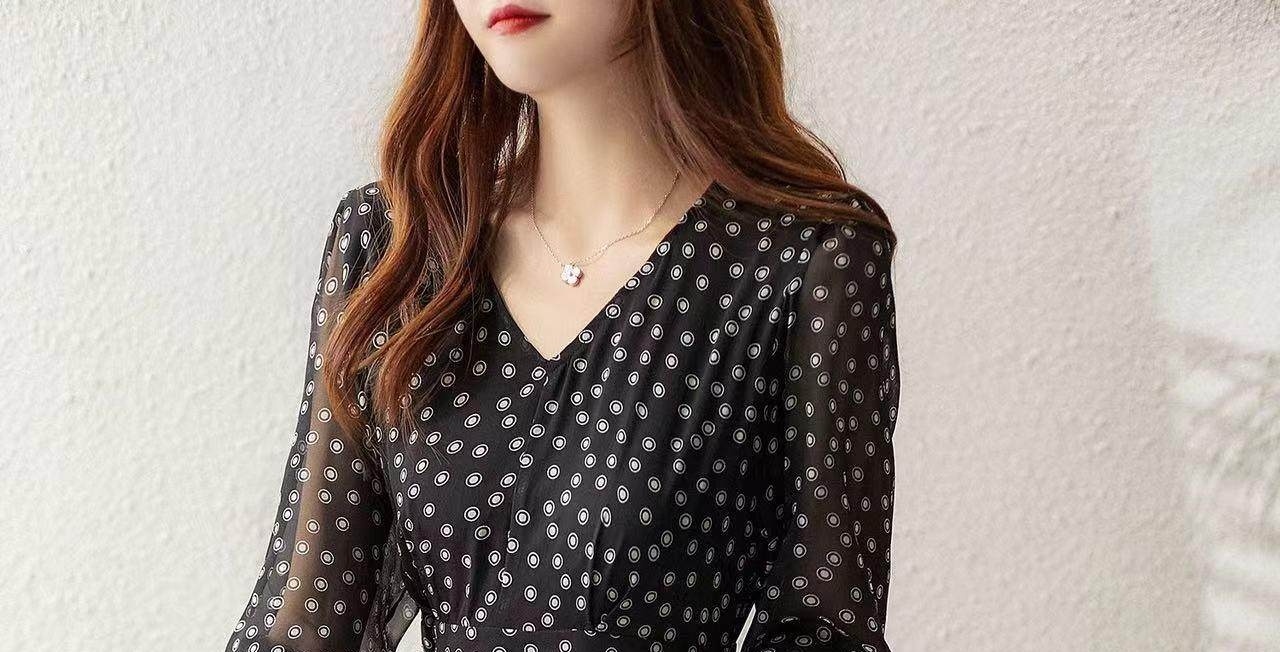 Váy liền thân Nữ Vải Voan Tơ Tằm Họa Tiết Chấm Bi Cổ chữ V Màu Đen chi tiết 4
