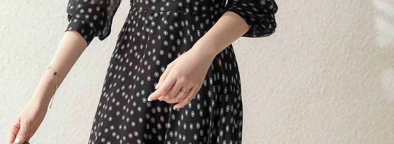Váy liền thân Nữ Vải Voan Tơ Tằm Họa Tiết Chấm Bi Cổ chữ V Màu Đen chi tiết 5