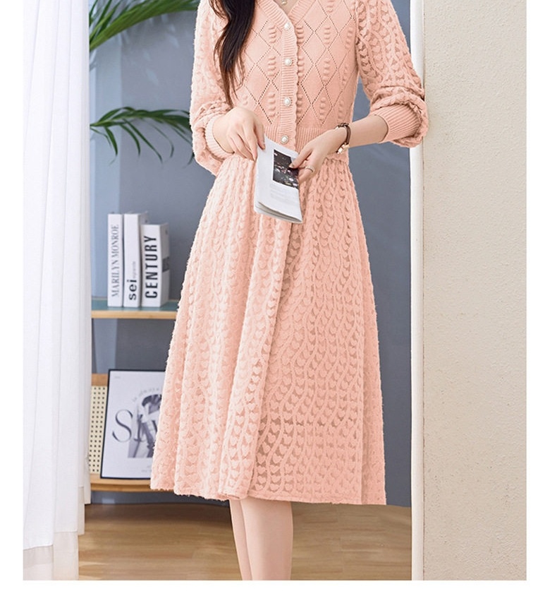 Váy Dệt Kim Nữ Cổ chữ V Đính Cúc Ngọc Trai Phối Ren Phong Cách Quý Cô Màu Be, Đen, Hồng chi tiết 35