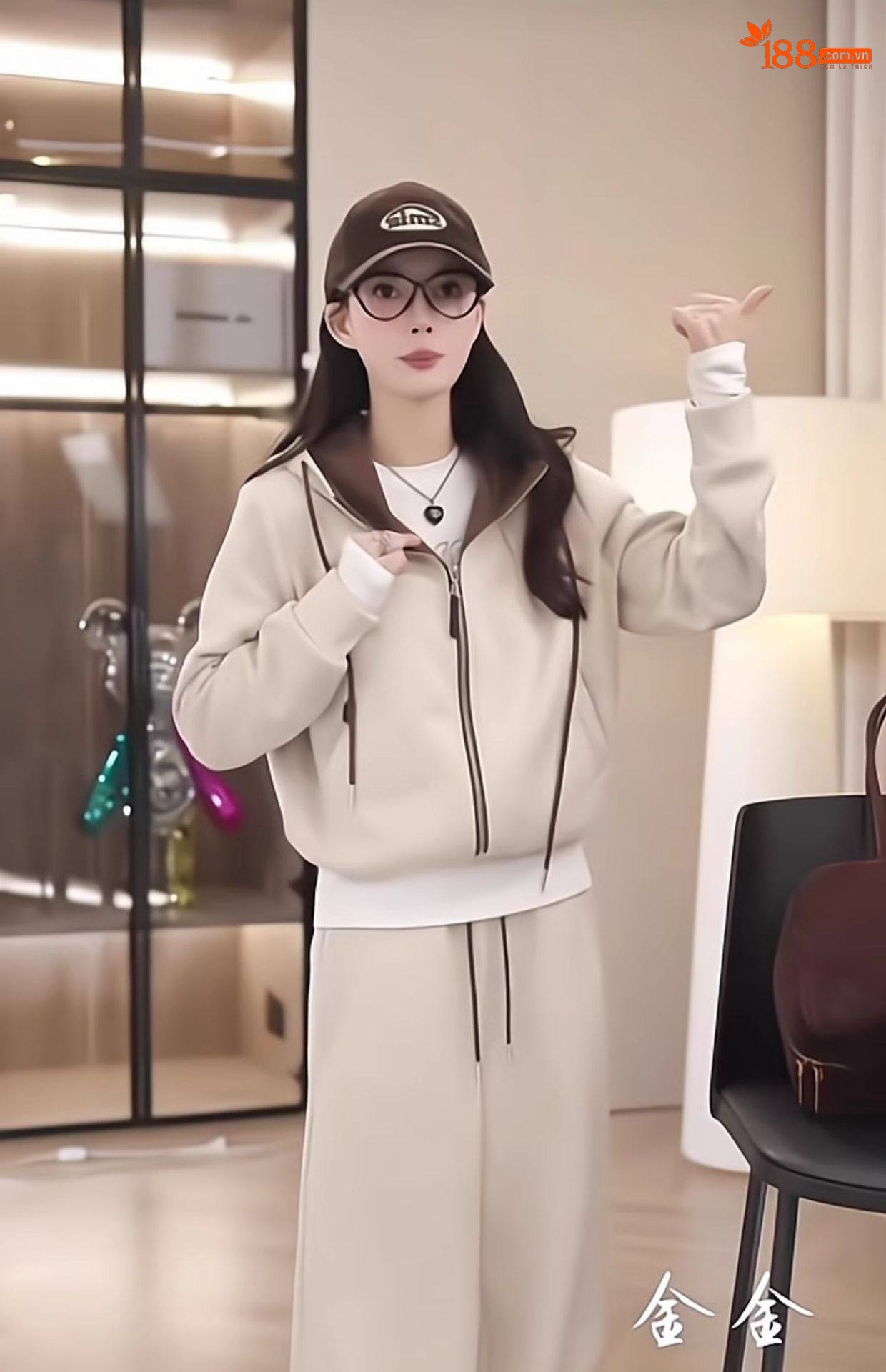 Bộ Đồ Thể Thao Nữ Áo Khoác Có Mũ Quần Ống Rộng Phong Cách Casual Màu Be chi tiết 19