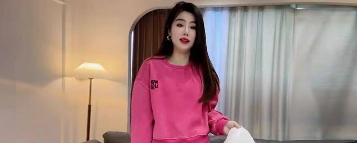 Bộ đồ thể thao nữ dáng rộng áo cổ tròn quần dài