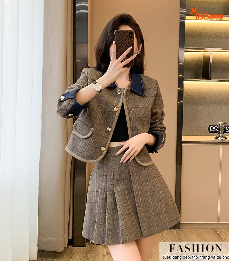 Set Áo Khoác Ngắn Nữ Kẻ Caro Cổ Điển và Chân Váy Xếp Ly Màu Nâu chi tiết 1