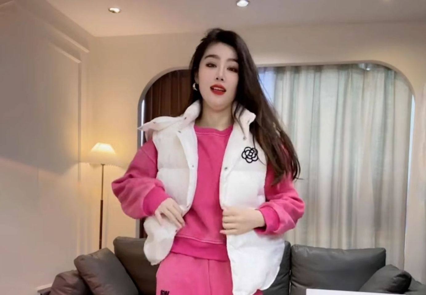 Bộ đồ thể thao nữ dáng rộng áo cổ tròn quần dài chi tiết 4