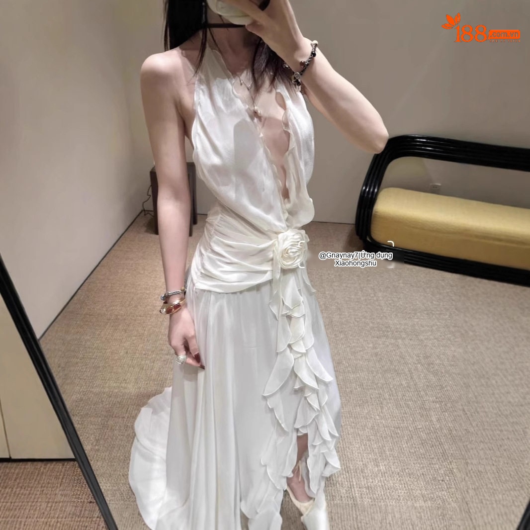 Váy Dài Nữ Hở Lưng Cổ Yếm Bèo Nhún Trang Trí Hoa 3D Phong Cách Pháp Màu Trắng chi tiết 5