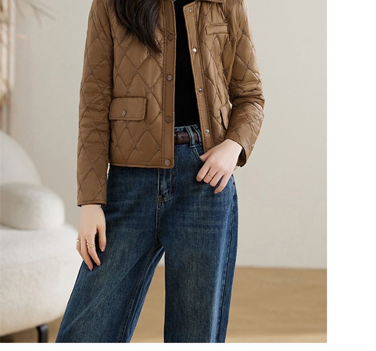 Áo Khoác Cotton Chần Bông Dáng Ngắn Cổ Bẻ Phong Cách Tiểu Thư Màu Nâu, Trắng, Đen chi tiết 16
