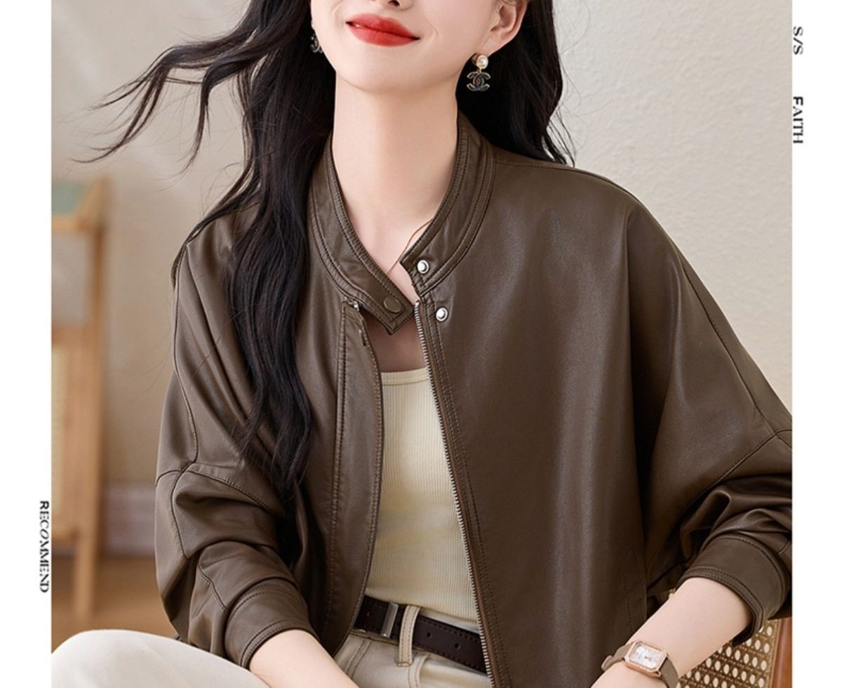 Áo Khoác Da Nữ Cổ Trụ Kiểu Mỹ Retro Dáng Ngắn Rộng Màu Đen, Nâu chi tiết 6