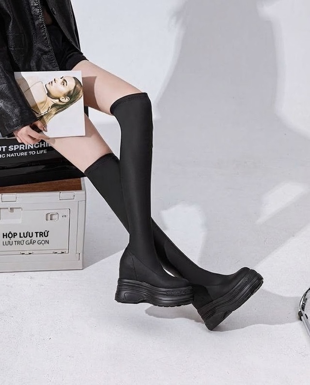 Boot Nữ Cổ Cao Qua Gối Đế Dày Chiều Cao Đế Khoảng 11cm Màu Đen, Trắng Kem chi tiết 15