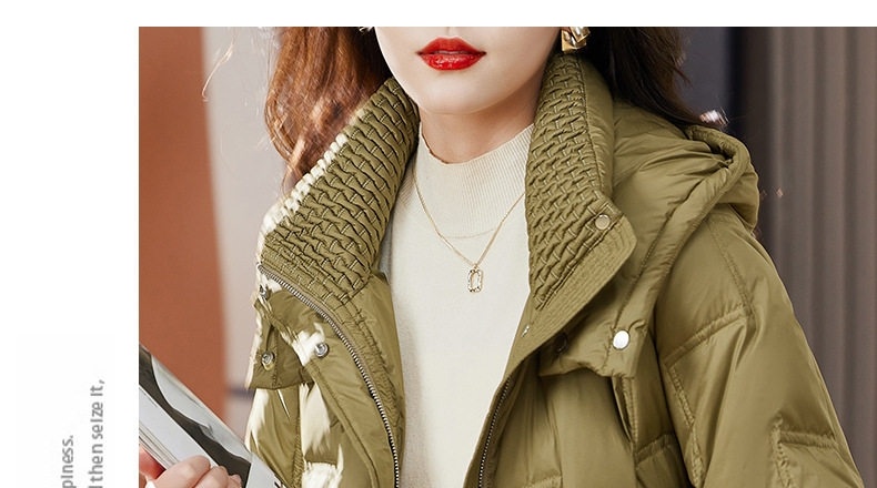 Áo Khoác Phao Nữ Ngắn Tay Dáng Nhỏ Cao Cấp Thời Trang Có Mũ Trùm Đầu Dày Dặn Lót Lông Vũ Trắng Màu Xanh Olive chi tiết 15