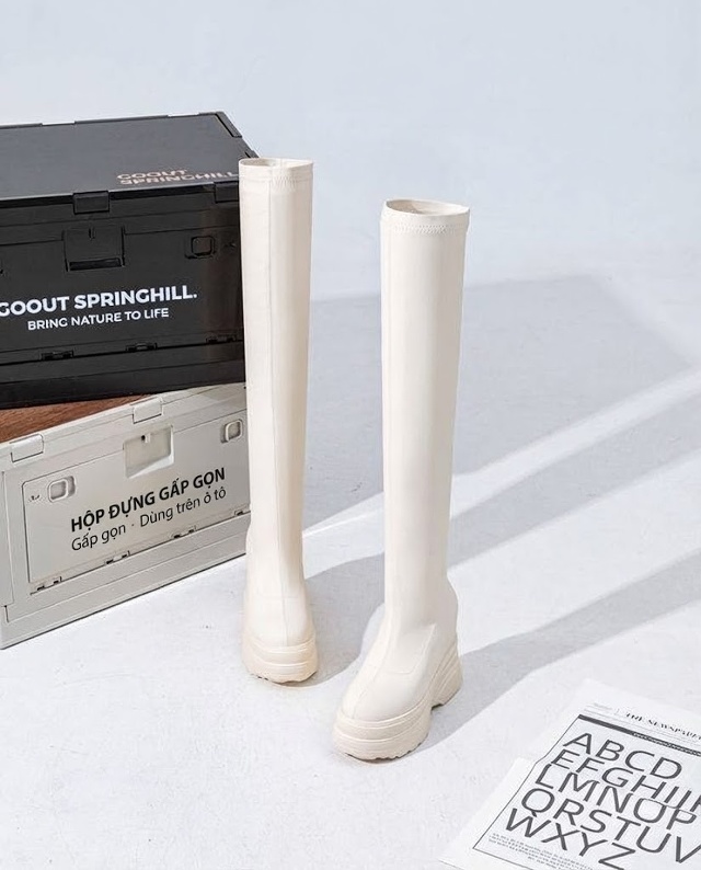 Boot Nữ Cổ Cao Qua Gối Đế Dày Chiều Cao Đế Khoảng 11cm Màu Đen, Trắng Kem chi tiết 3