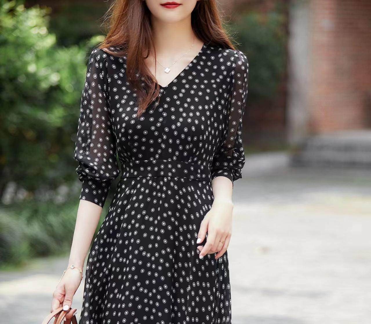Váy liền thân Nữ Vải Voan Tơ Tằm Họa Tiết Chấm Bi Cổ chữ V Màu Đen chi tiết 1