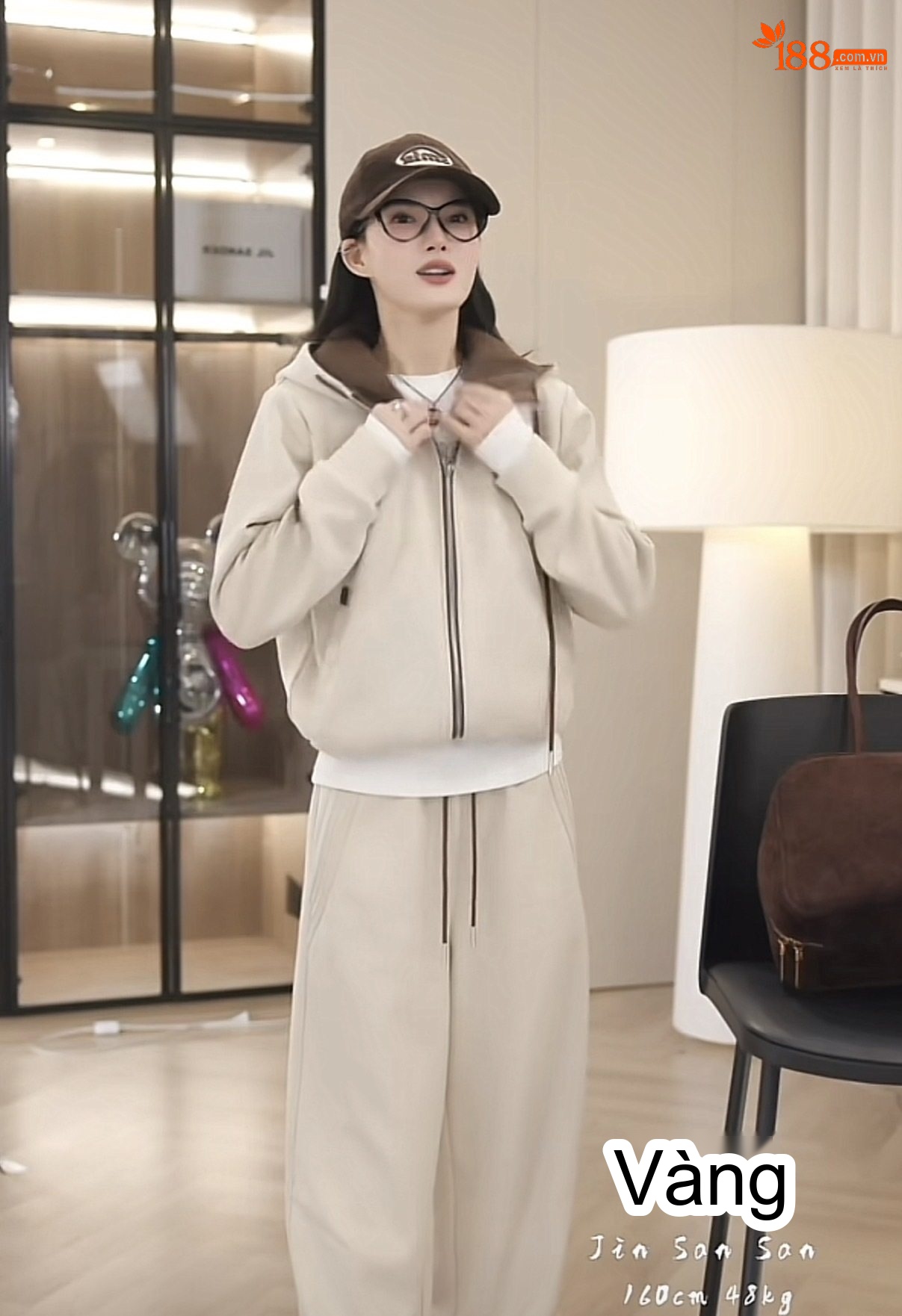 Bộ Đồ Thể Thao Nữ Áo Khoác Có Mũ Quần Ống Rộng Phong Cách Casual Màu Be chi tiết 21