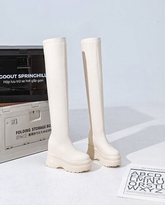 Boot Nữ Cổ Cao Qua Gối Đế Dày Chiều Cao Đế Khoảng 11cm Màu Đen, Trắng Kem chi tiết 5
