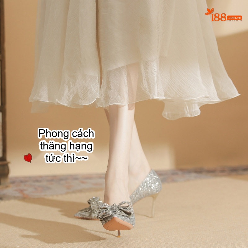 Giày Cao Gót Nữ Mũi Nhọn Đính Đá Hình Nơ Chiều Cao Đế Khoảng 8cm Màu Bạc