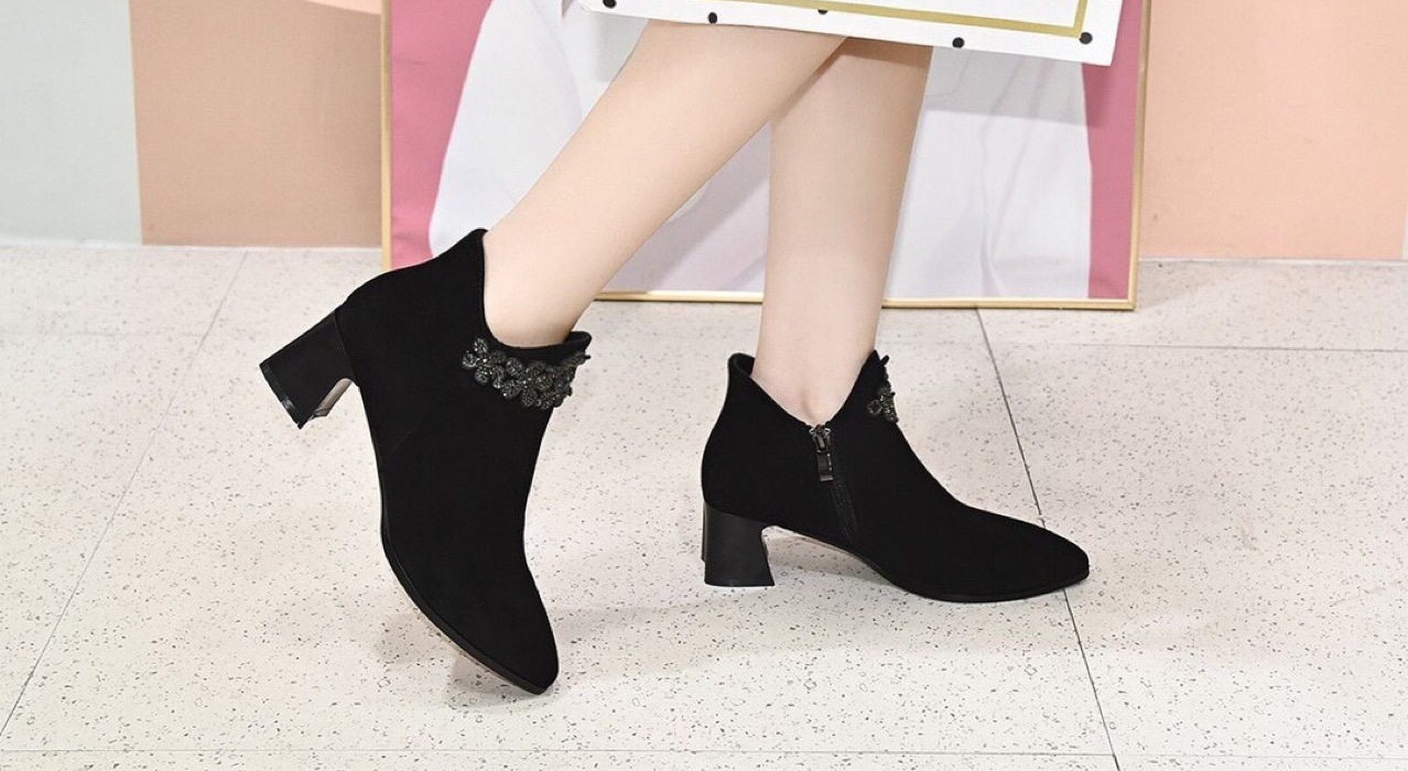 Boot Nữ Da Mờ Gót Vuông Chiều Cao Đế Khoảng 4cm Đính Đá Màu Đen chi tiết 10