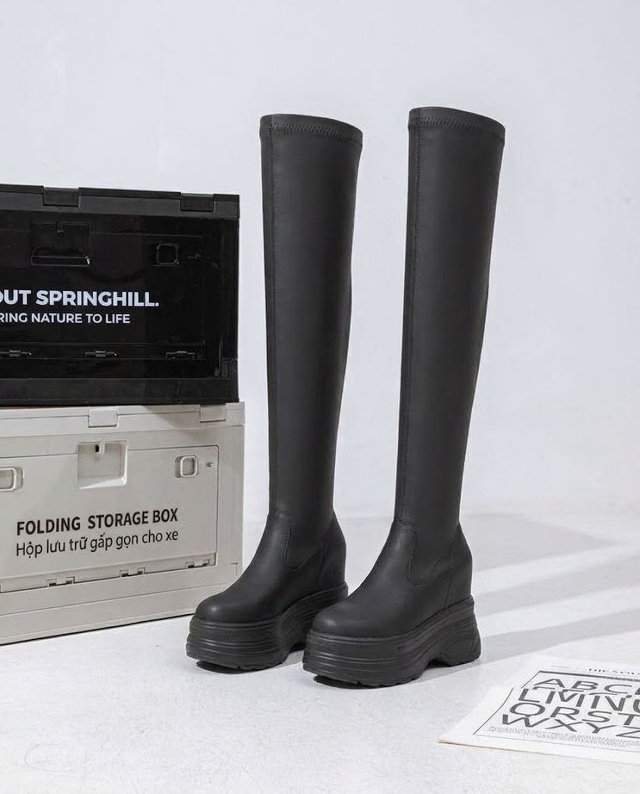 Boot Nữ Cổ Cao Qua Gối Đế Dày Chiều Cao Đế Khoảng 11cm Màu Đen, Trắng Kem chi tiết 9