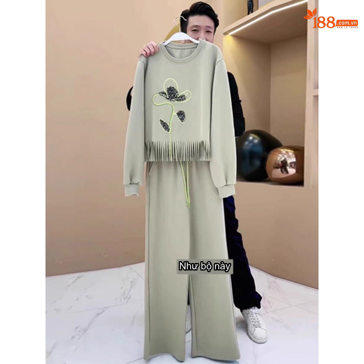 Bộ đồ thể thao nữ dài tay cổ tròn thêu hoa phong cách trẻ trung