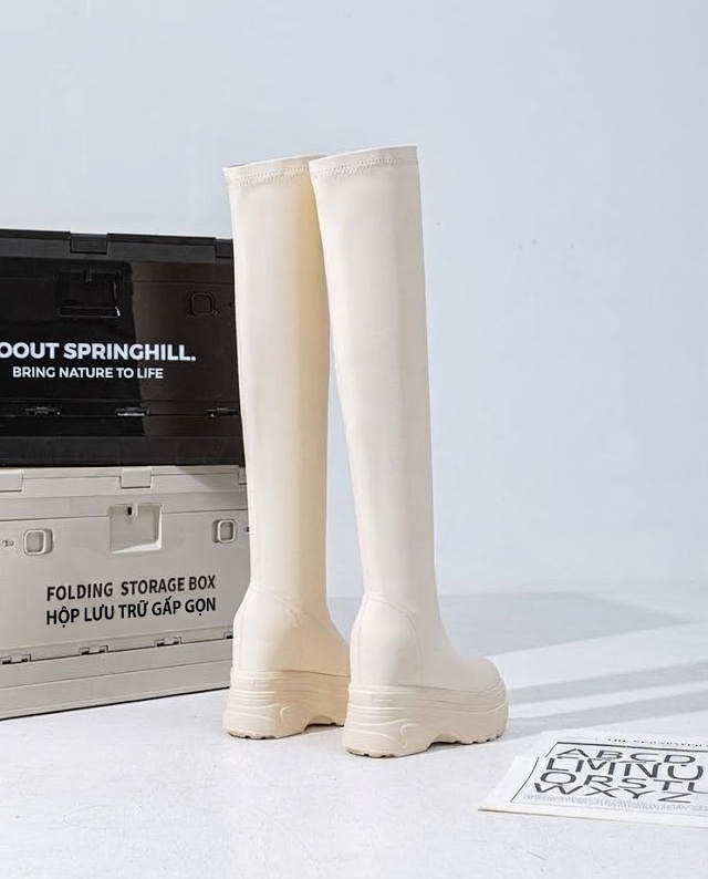 Boot Nữ Cổ Cao Qua Gối Đế Dày Chiều Cao Đế Khoảng 11cm Màu Đen, Trắng Kem chi tiết 6