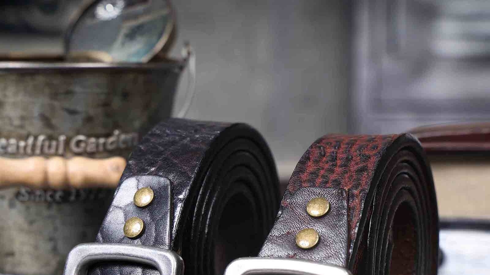 Thắt Lưng Nam Da Bò Dập Vân Khóa Kim Loại Phong Cách Retro Màu Nâu Đen
