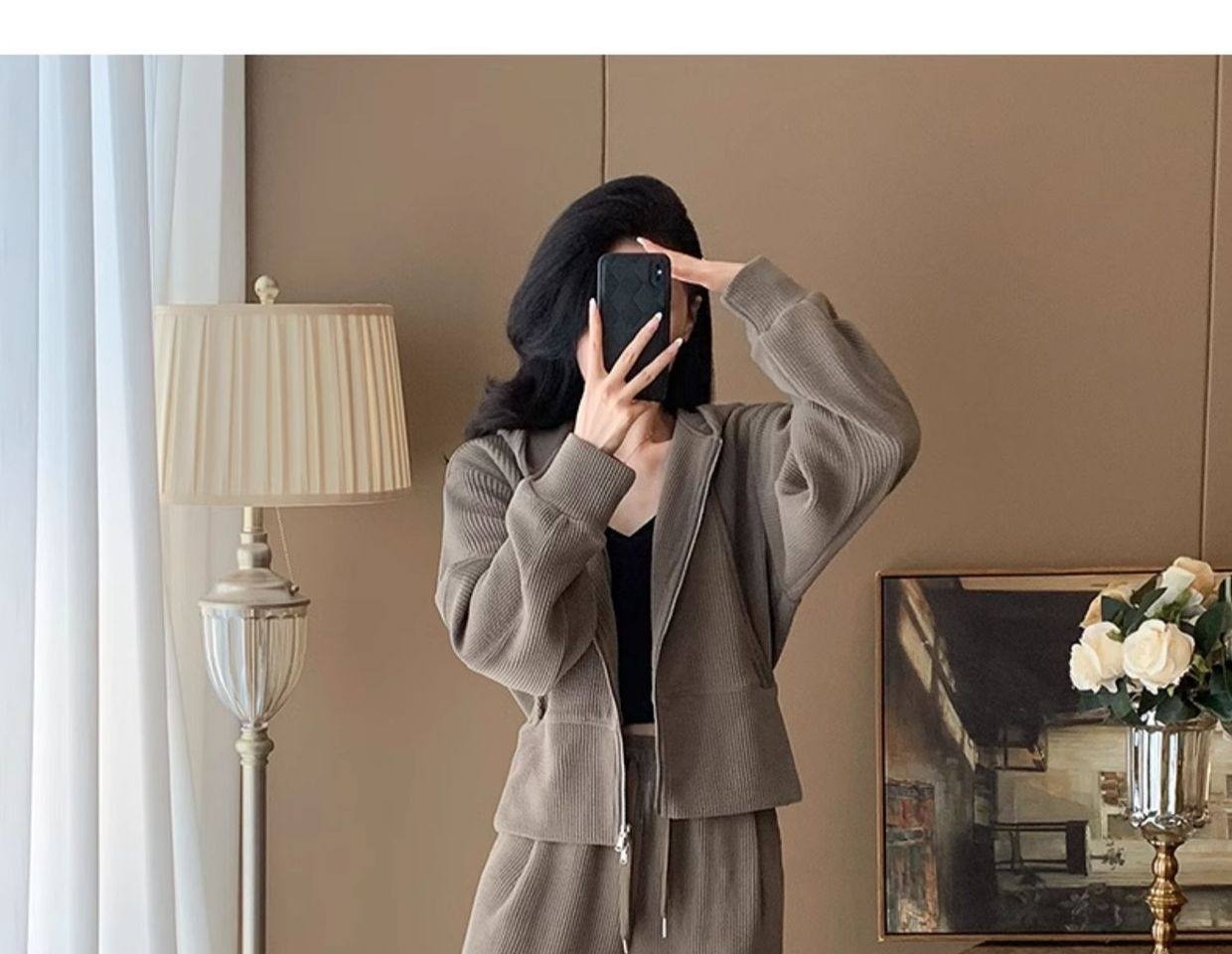 Bộ đồ nữ áo khoác ngắn có mũ quần ống rộng dệt kim chi tiết 1