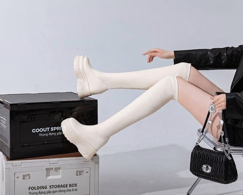 Boot Nữ Cổ Cao Qua Gối Đế Dày Chiều Cao Đế Khoảng 11cm Màu Đen, Trắng Kem chi tiết 17