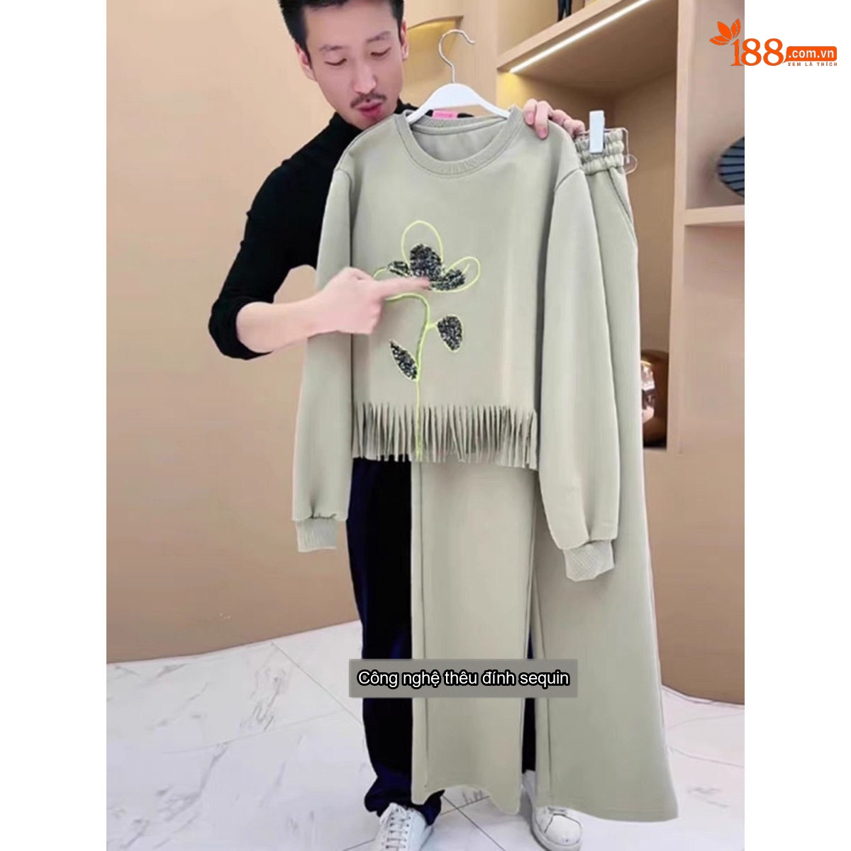 Bộ đồ thể thao nữ dài tay cổ tròn thêu hoa phong cách trẻ trung