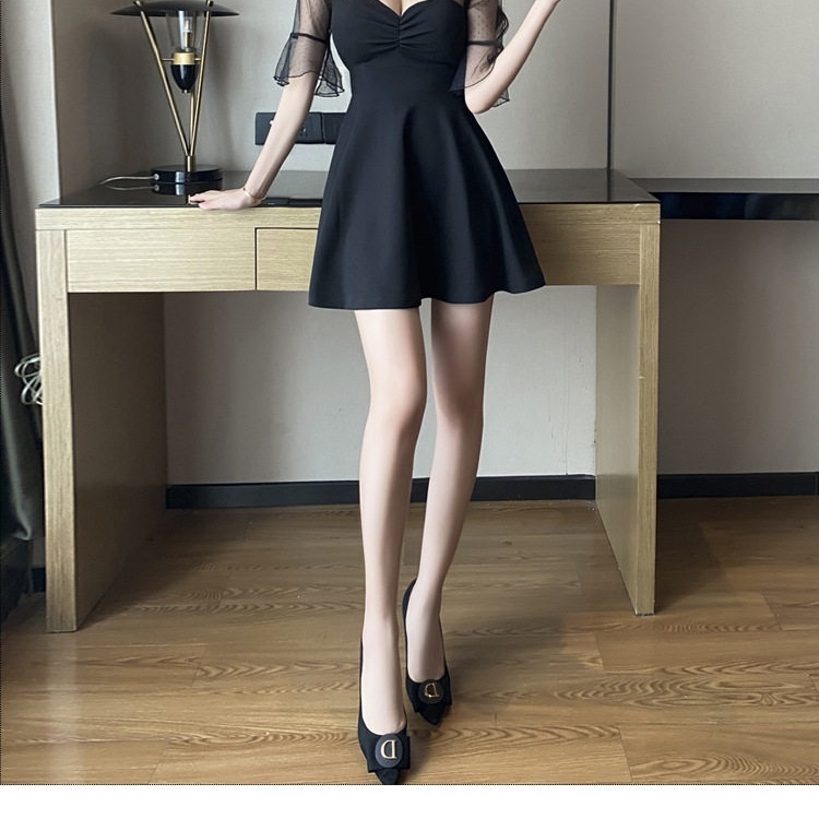 Váy Ngắn Hở Lưng Cổ chữ V Chữ A Tay Lỡ Xòe Bèo Nhún Dự Tiệc Màu Đen chi tiết 5
