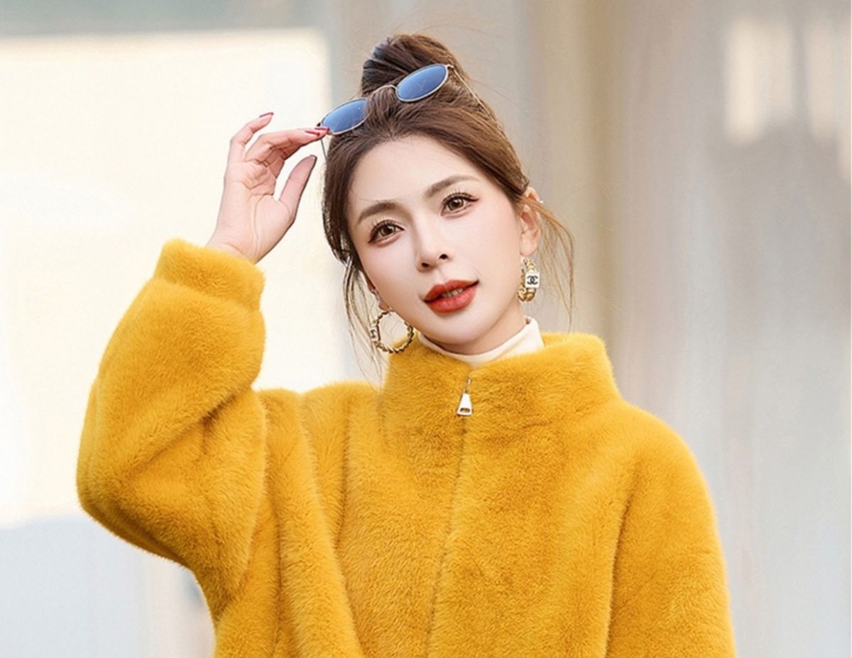 Áo Khoác Lông Ngắn Nữ Lông Cừu Non Dáng Nhỏ Gọn Giữ Ấm Màu Hồng, Trắng, Vàng chi tiết 2