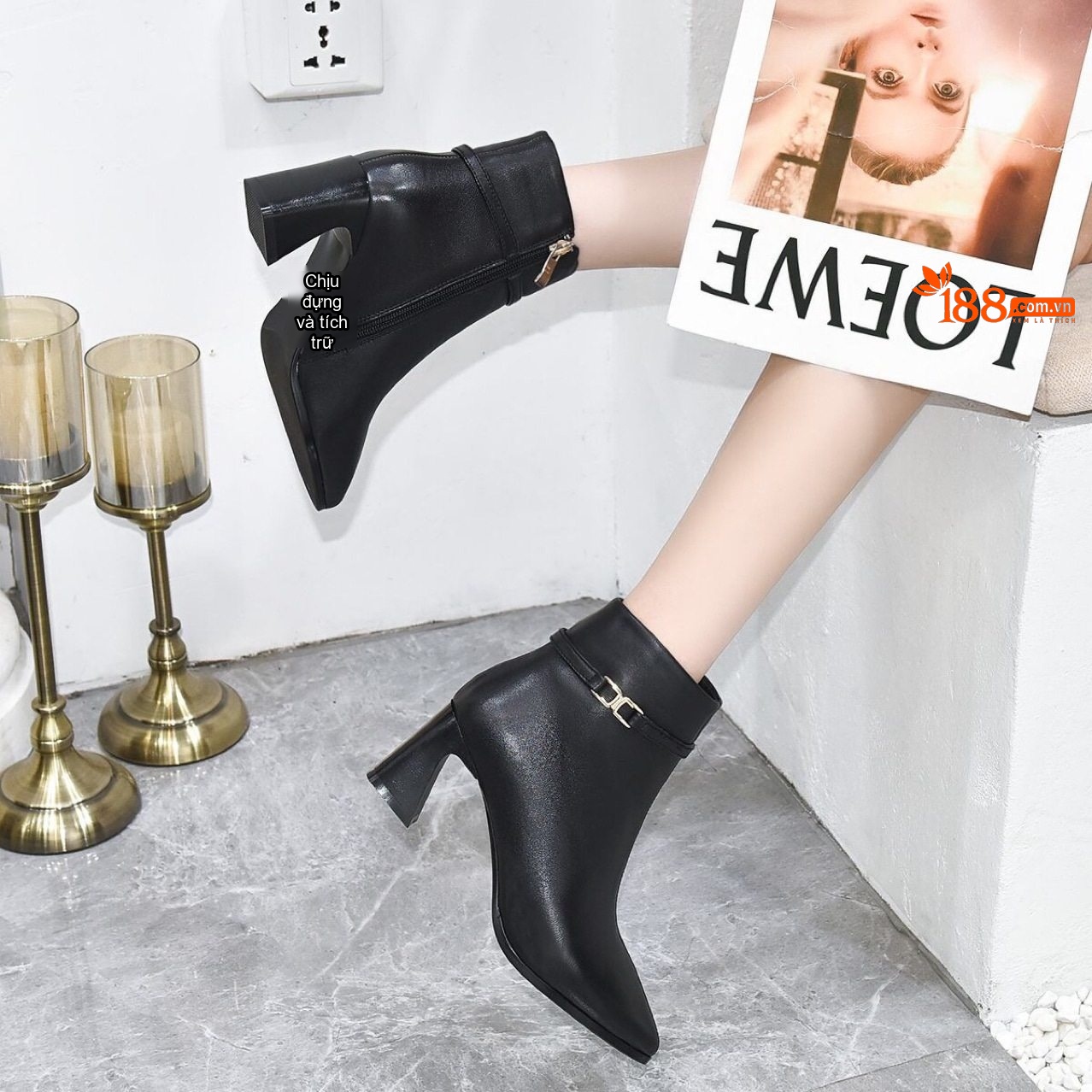 Boot Nữ Da Bóng Mũi Nhọn Gót Vuông Chiều Cao Đế Khoảng 5cm Màu Đen, Kem chi tiết 7