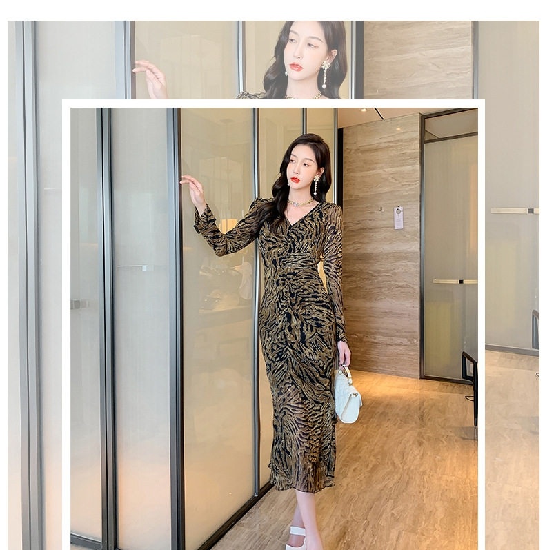 Váy liền thân Nữ Thiết Kế Cổ chữ V In Họa Tiết Da Báo Tay Dài Xếp Ly Bèo Nhún Màu Vàng, Đen chi tiết 1