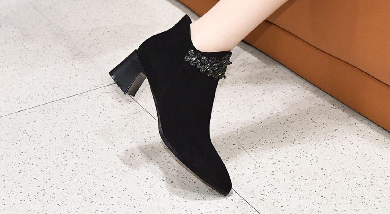 Boot Nữ Da Mờ Gót Vuông Chiều Cao Đế Khoảng 4cm Đính Đá Màu Đen chi tiết 8