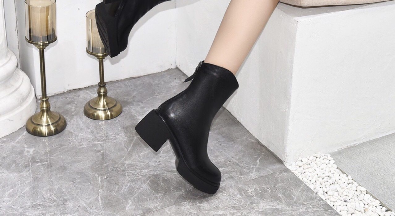 Boot Nữ Da Thật Cổ Lửng Đế Cao Khoảng 6cm Lót Lông Màu Đen, Nâu