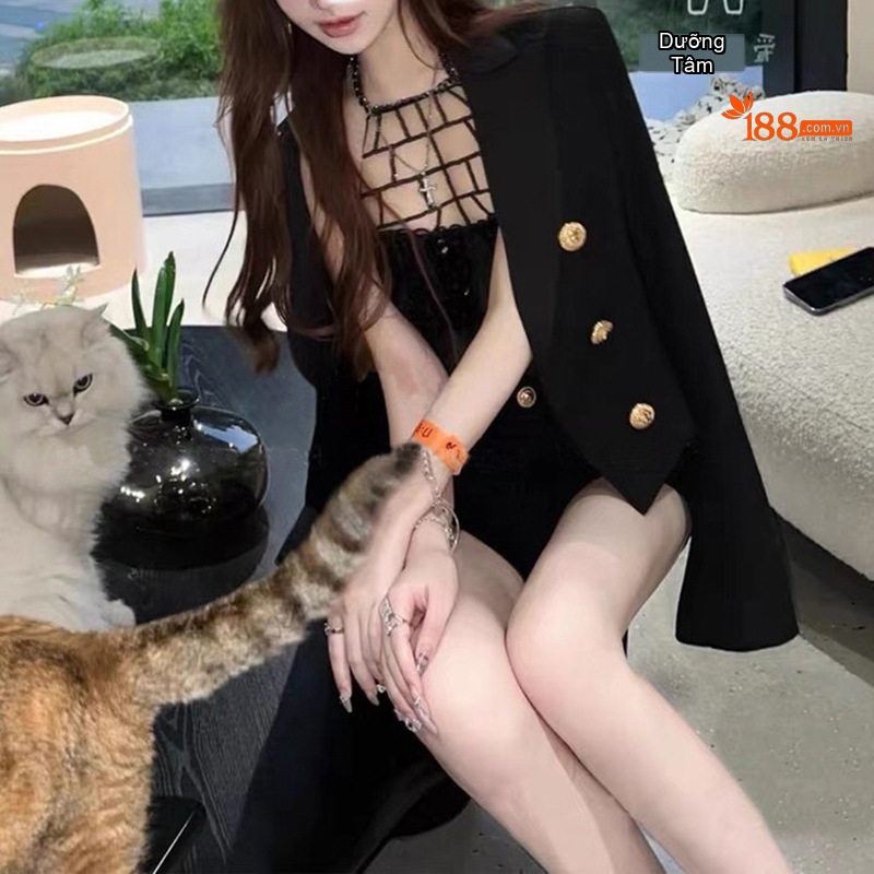 Áo Khoác Blazer Nữ Ngắn Tay Dáng Ôm Cổ chữ Ve Áo Hai Hàng Cúc Màu Đen chi tiết 3