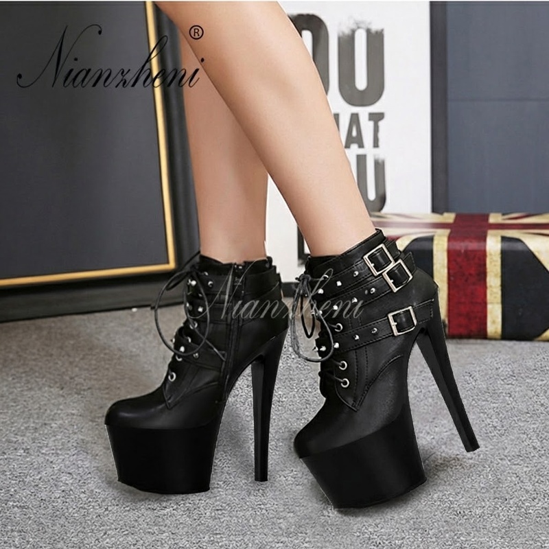 Boot Cao Gót Nữ Da Bóng Chiều Cao Đế Khoảng 13cm Cổ Ngắn Đính Đinh và Khóa Màu Đen, Trắng chi tiết 4