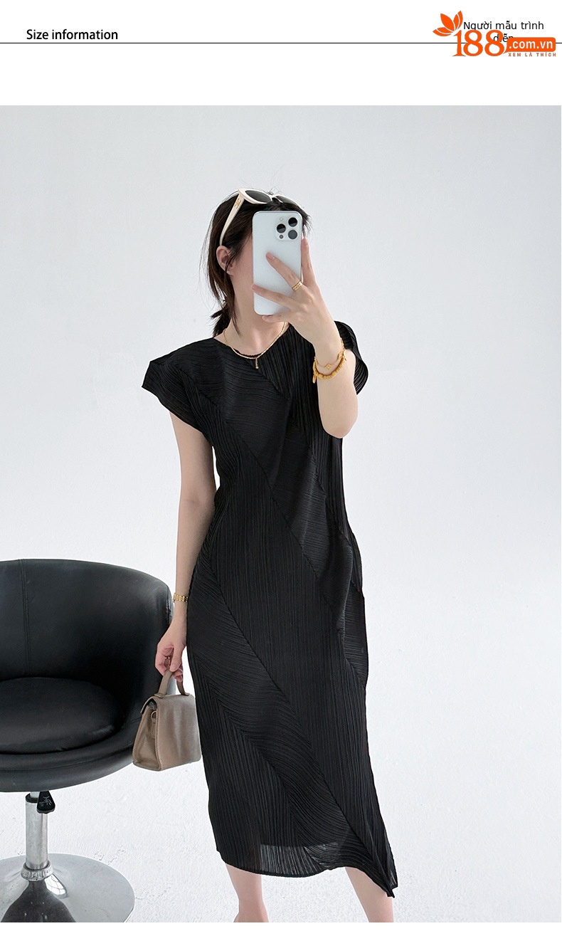 Đầm maxi nữ tay ngắn thiết kế xếp ly Issey Miyake ôm eo — màu đen chi tiết 5