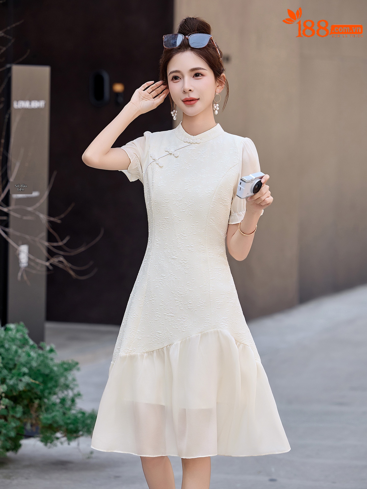 Đầm suông midi tân cổ điển tay ngắn cổ đức, thắt eo nhẹ, phong cách Trung Hoa hiện đại — màu trắng ngà