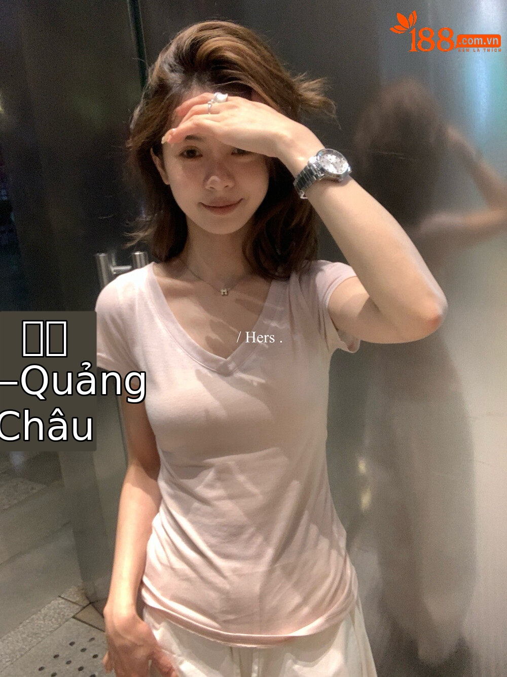 Áo thun nữ cổ V tay ngắn phong cách Hàn Quốc, form chuẩn vai, thiết kế đơn giản, mặc đẹp mọi dáng — màu đen, trắng ngà, màu hồng, xanh lá cây chi tiết 7