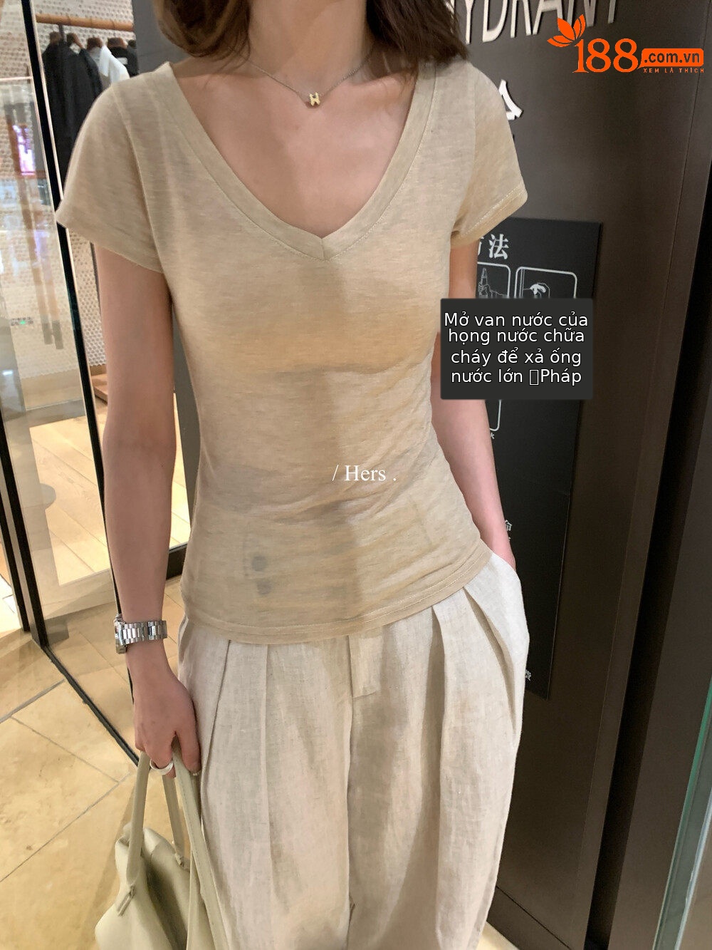 Áo thun nữ cổ V tay ngắn phong cách Hàn Quốc, form chuẩn vai, thiết kế đơn giản, mặc đẹp mọi dáng — màu đen, trắng ngà, màu hồng, xanh lá cây chi tiết 25