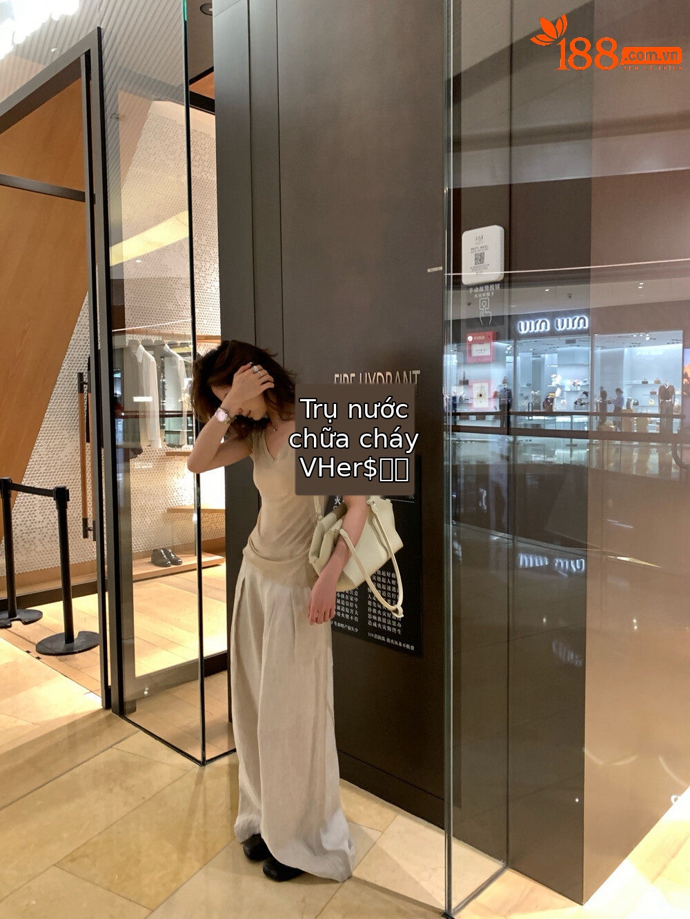 Áo thun nữ cổ V tay ngắn phong cách Hàn Quốc, form chuẩn vai, thiết kế đơn giản, mặc đẹp mọi dáng — màu đen, trắng ngà, màu hồng, xanh lá cây chi tiết 26
