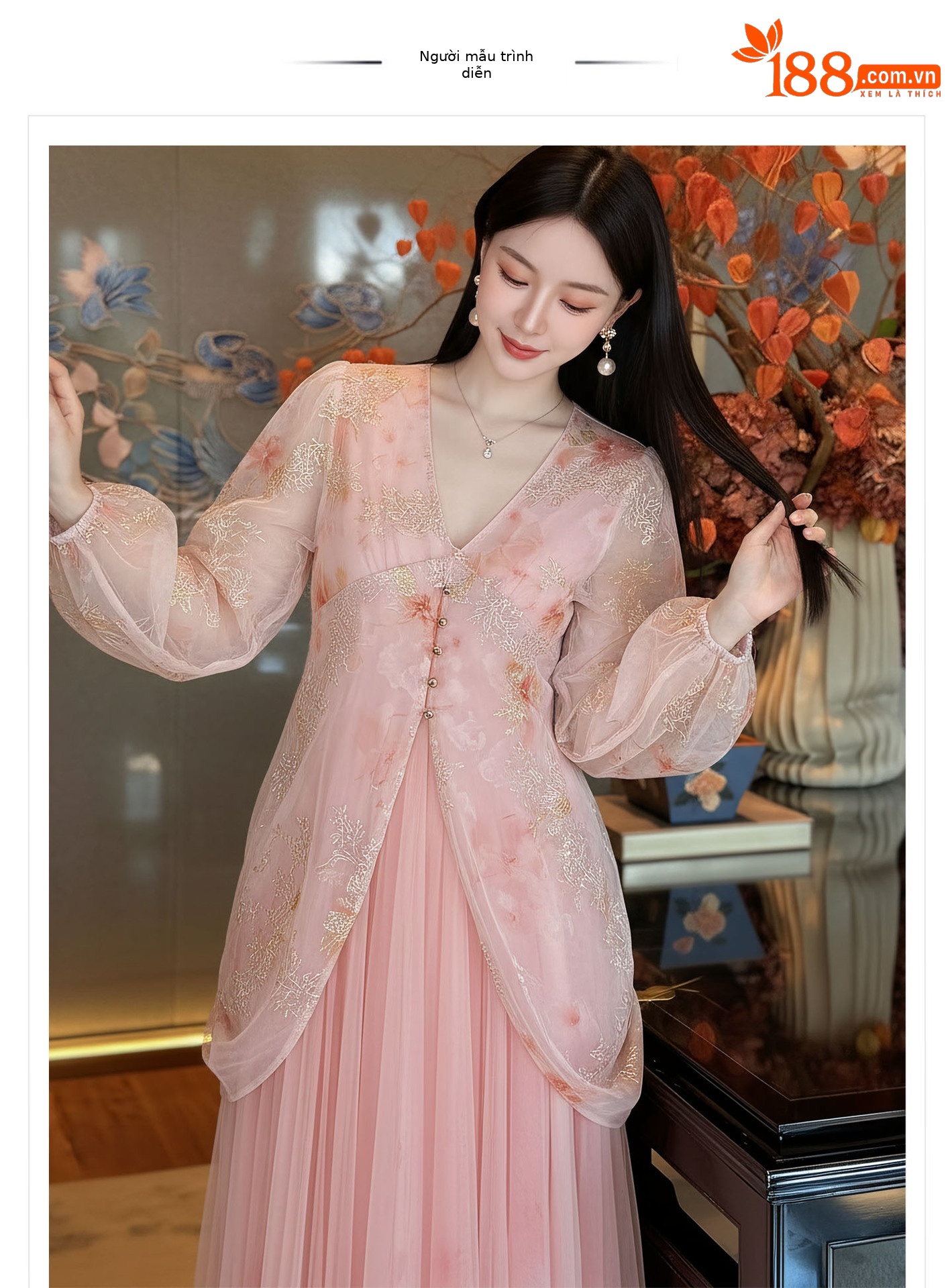 Đầm maxi nữ thắt eo phong cách tân cổ điển, cổ xẻ tà, tay ngắn, họa tiết hoa nhí trên vải voan lưới, thêu kim tuyến và cúc bọc vải — màu hồng chi tiết 1