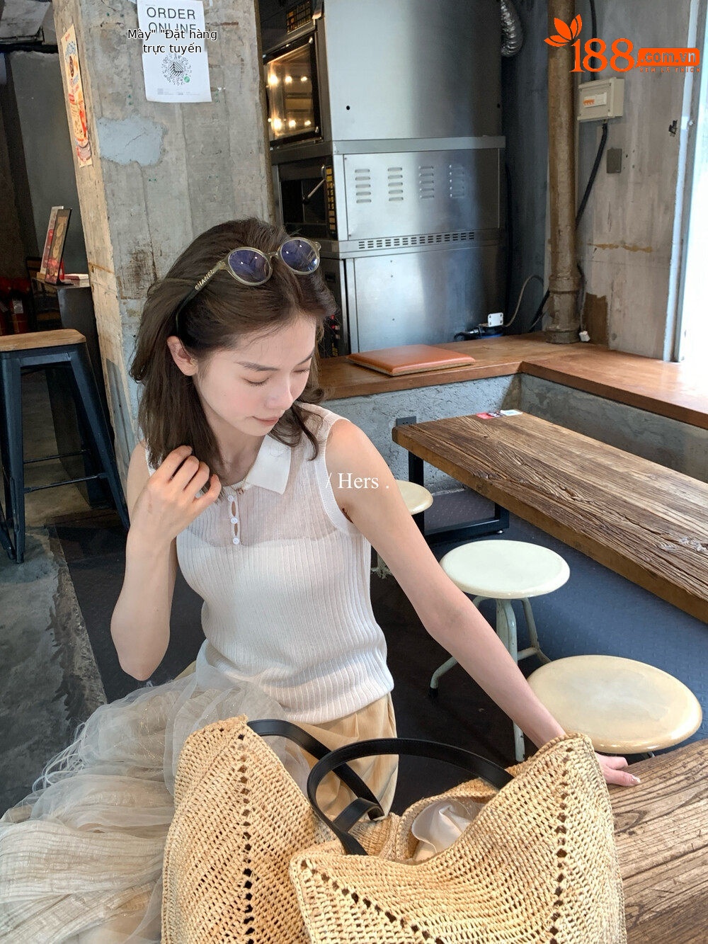 Áo hai dây nữ cổ polo dệt kim phối ren hở vai, form ôm sát — xám, trắng ngà, xanh lam chi tiết 3