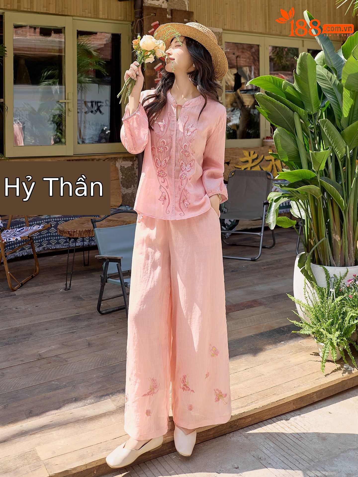 Bộ quần áo hai mảnh nữ chất liệu ramie thêu hoa, áo sơ mi phối quần ống rộng — Màu hồng, màu trắng