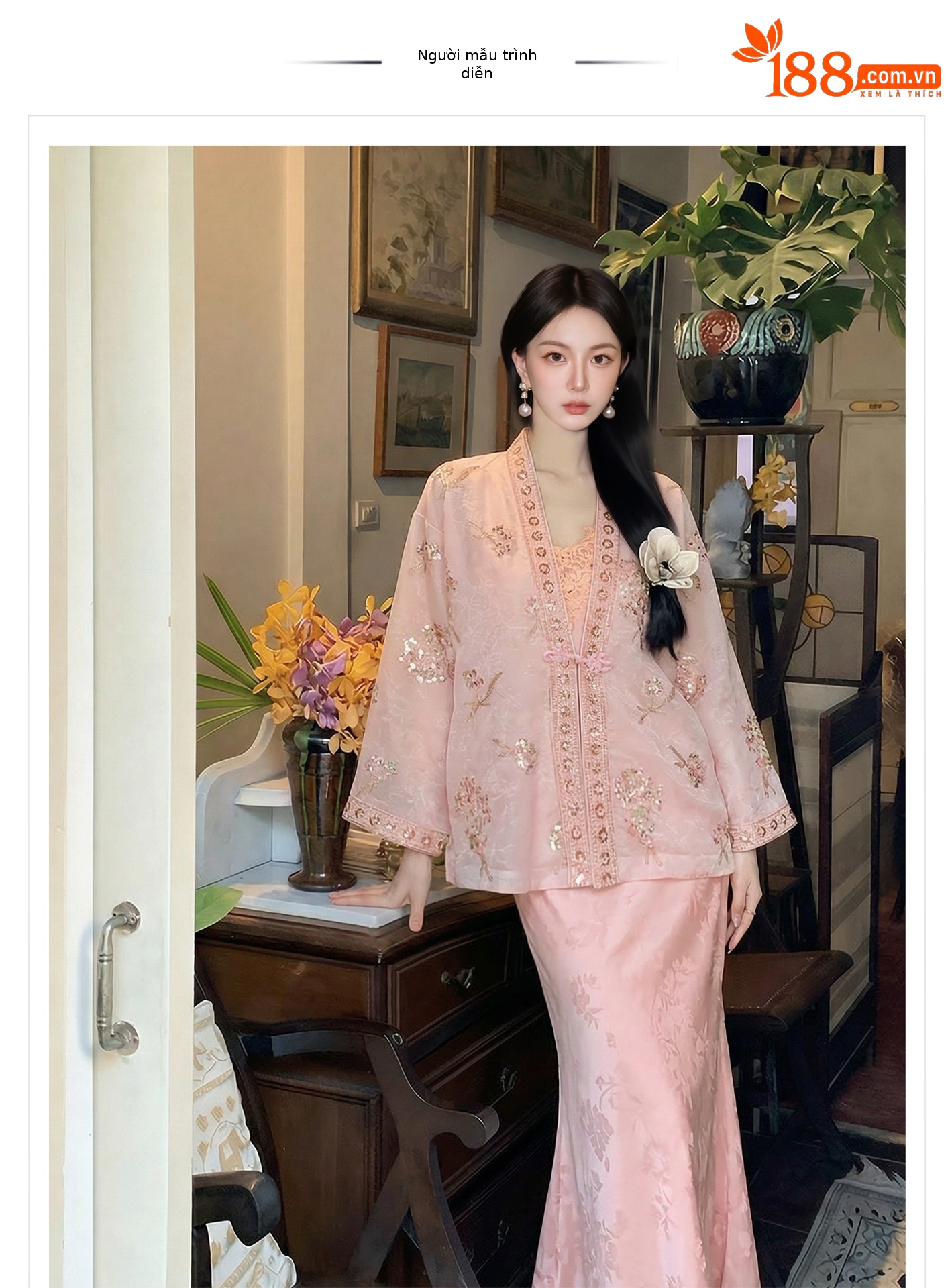 Bộ đầm dây kèm áo khoác thêu hoa phong cách Trung Hoa hiện đại — bộ đồ, đầm dây, Áo khoác màu hồng chi tiết 1