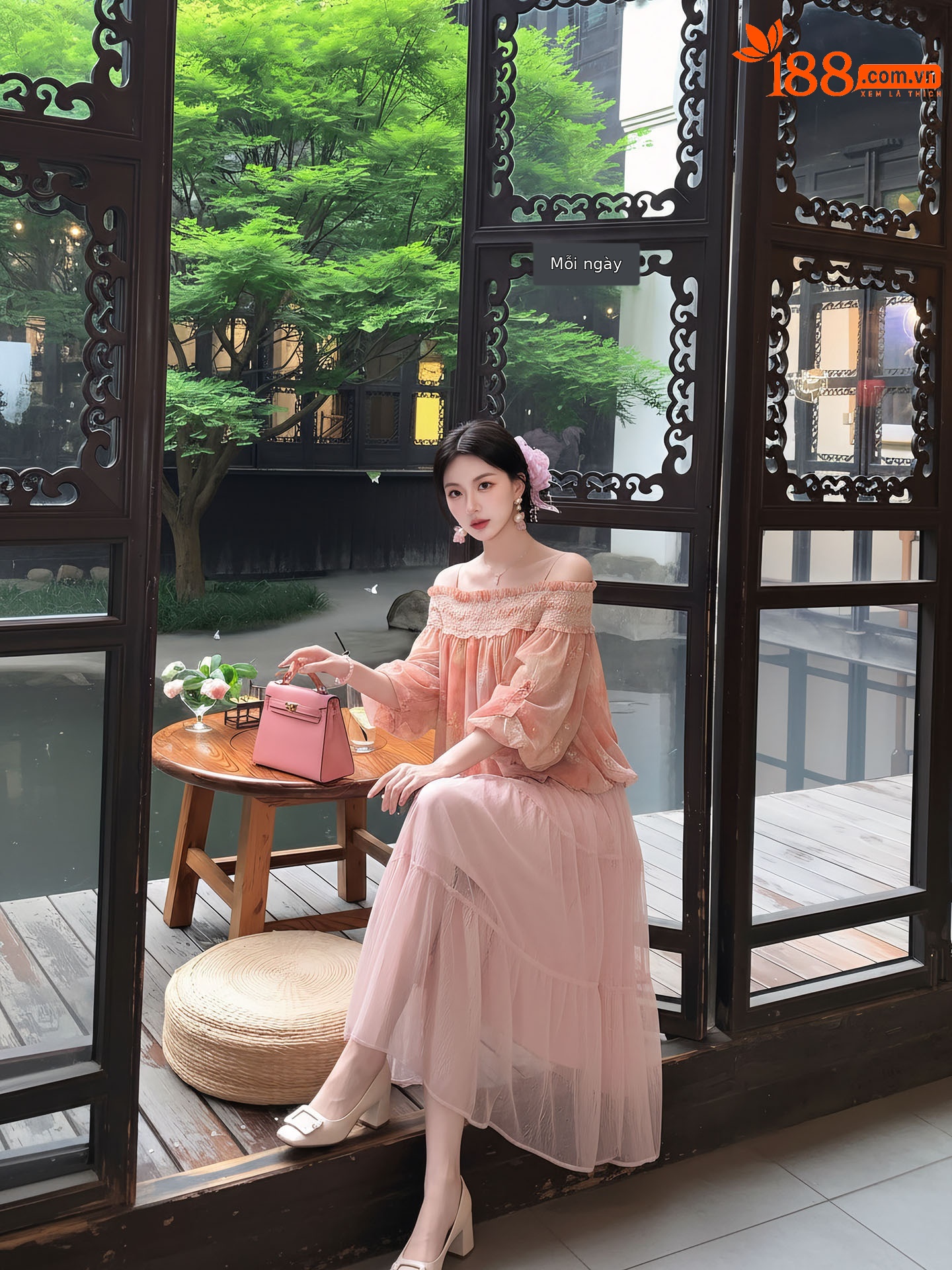 Áo hai dây nữ thiết kế mỏng nhẹ, thêu chỉ vàng, cổ yếm phong cách gợi cảm — Vàng phấn nước