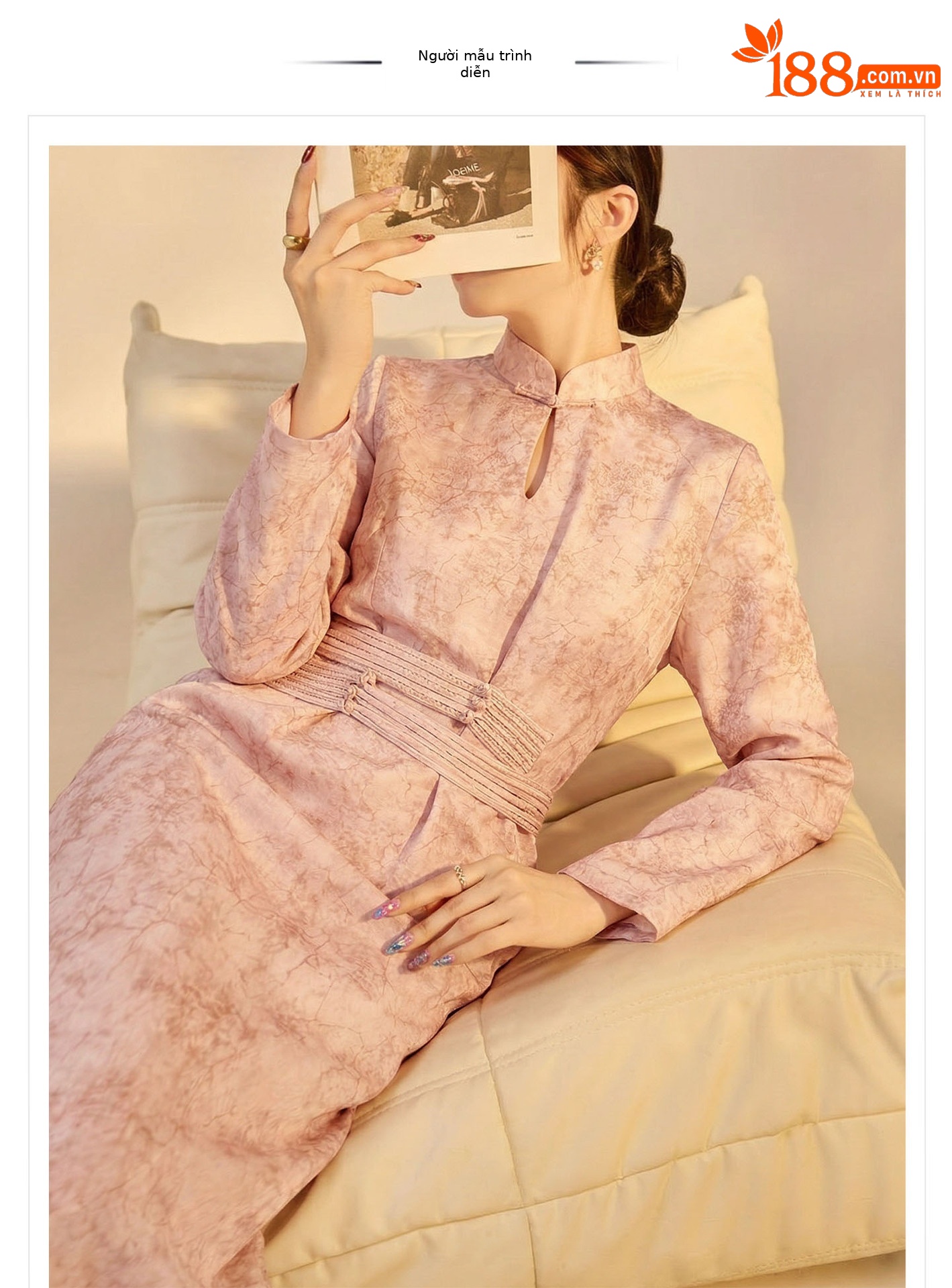 Đầm maxi nữ thắt eo thiết kế jacquard họa tiết hoa văn cổ điển, tay ngắn, cổ đứng — màu hồng chi tiết 1