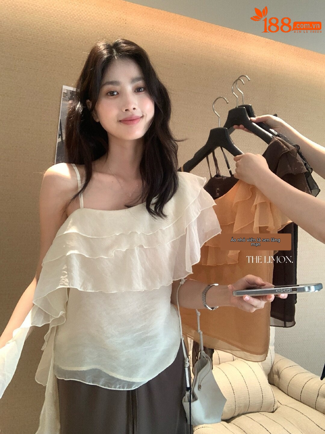 Áo sơ mi nữ một vai xếp tầng phối ren, tay ngắn, phong cách Hàn Quốc — màu đen, Màu cà phê, màu cam, màu mơ chi tiết 52