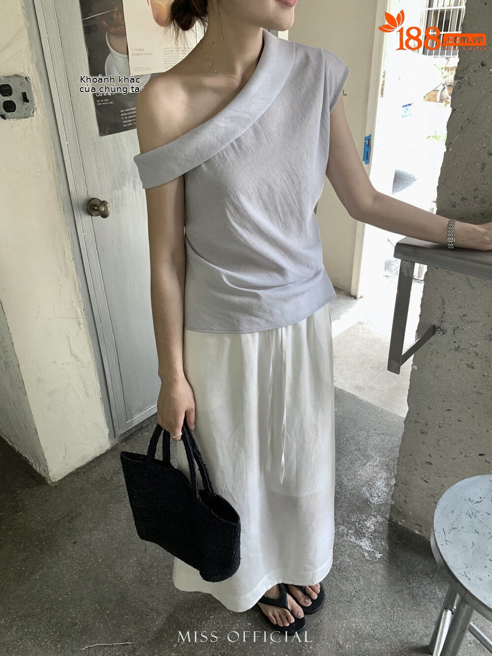 Áo croptop nữ tay ngắn cổ lệch vai, thiết kế bất đối xứng — Xanh da trờicolor, màu trắng, màu mơ chi tiết 11